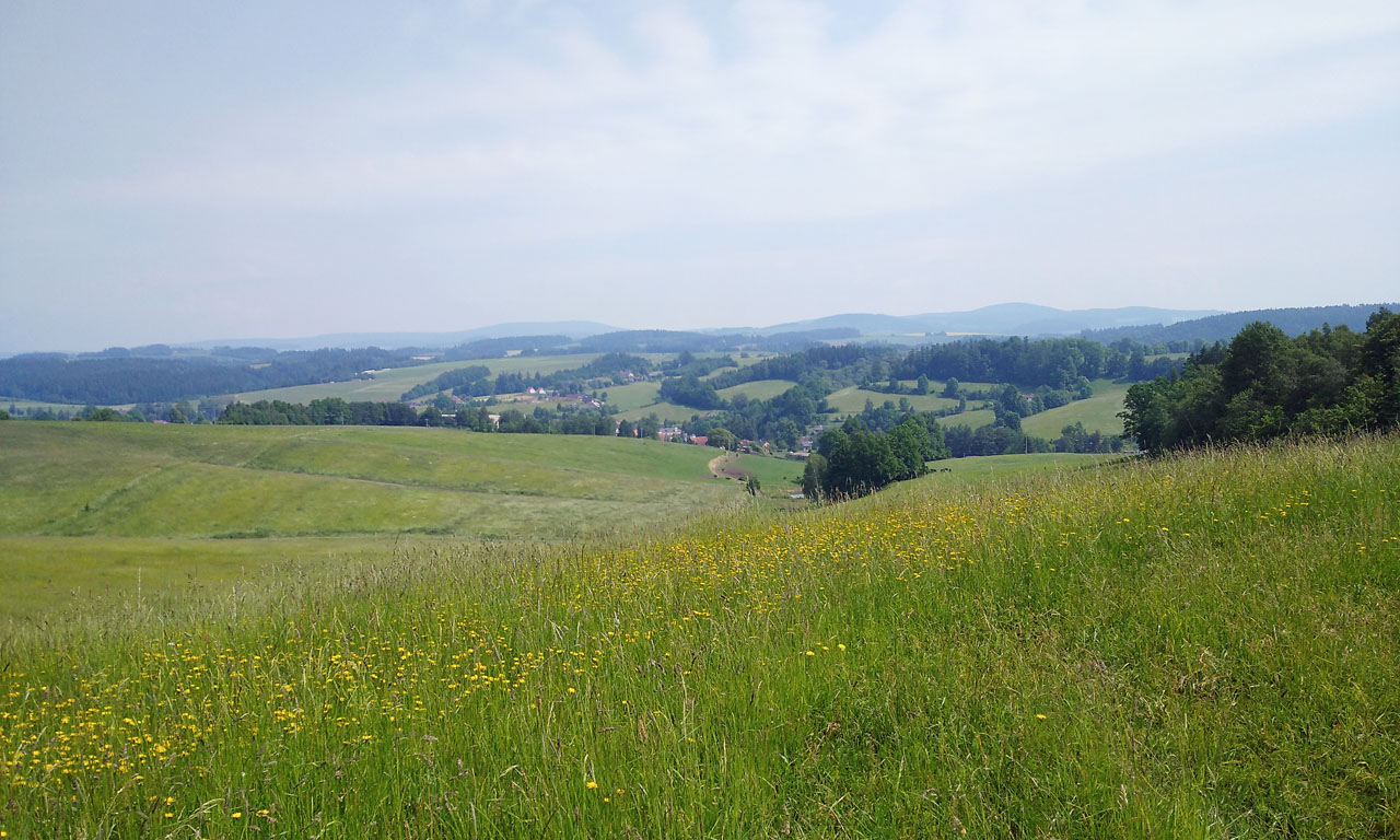 Druhý červnový víkend roku 2021 bylo krásně letně se vším, co k tomu patří. Slunce, bouřky, kvetoucí louky a nádherná krajina na pomezé Orlických hor a Králického Sněžníku. Konečně jsme zase jednou šlápli do pedálů se základnou u Gayerů v Lanškrouně a akčním rádiem cca 20 km po okolí. Fotka je zpod rozhledny Mariánky u Horní Čermné.