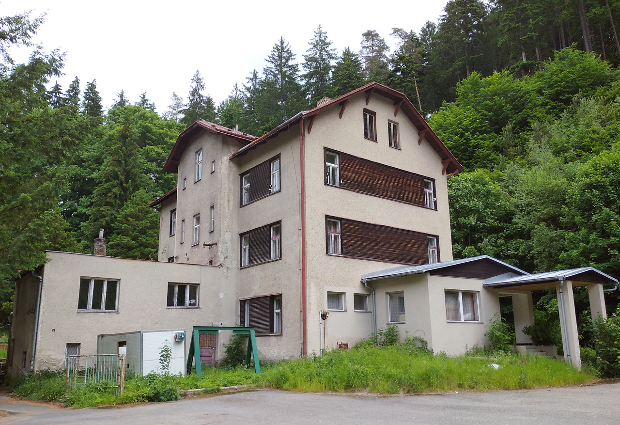 Údolí Březné, trampy nazývané též Údolí ˇčerného čápa, je podivné, zádumčivé území, ve kterém je již od dob první republiky stavební uzávěra v očekávání přehrady, jež nikdy nevznikla. Díky tomu nevede údolím frekventovaná silnice, železnice ani tu nebydlí mnoho lidí. Vesnice se rozkládají v kopcích okolo a na dně spíš jen tušíme pozůstatky dávného průmyslu z dob, kdy sílu dávaly lidem především řeky. Několik dosud funkčních pil a katrů a jedna malebná továrna v Jedlí, u které se nachází i tento opuštěný dům, jsou jen drobnými pozůstatky kdysi snad rozsáhlého využití vodní energie Březné.