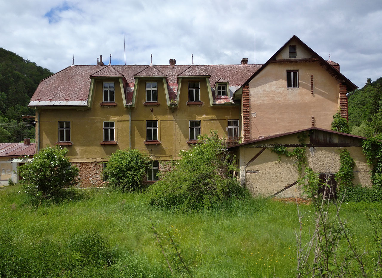 Jedním z obejktů jež svědčí o historicky průmyslovém využití Údolí černého čápa je Drozdovská pila. Osamlěý shluk domů okolo bývalé pily, kde za poslední světové války působilo hned několik opartyzánských skupin.