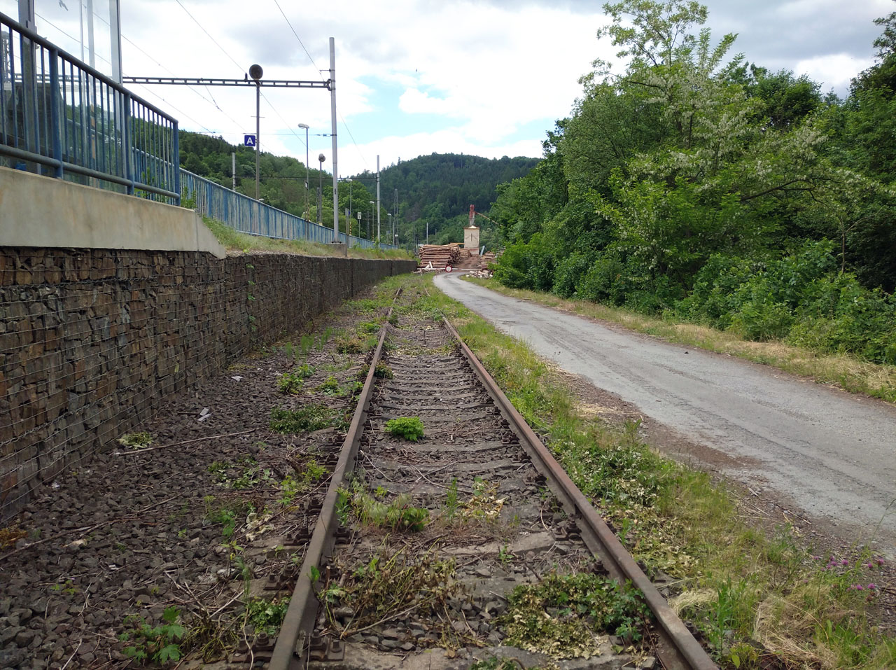 Odpoledne se konečně dostáváme do Hoštějna. Konkrétně nejprve na <a href="/tema/Vlečka Hoštejn - pila">zrušenou vlečku na pilu</a>.