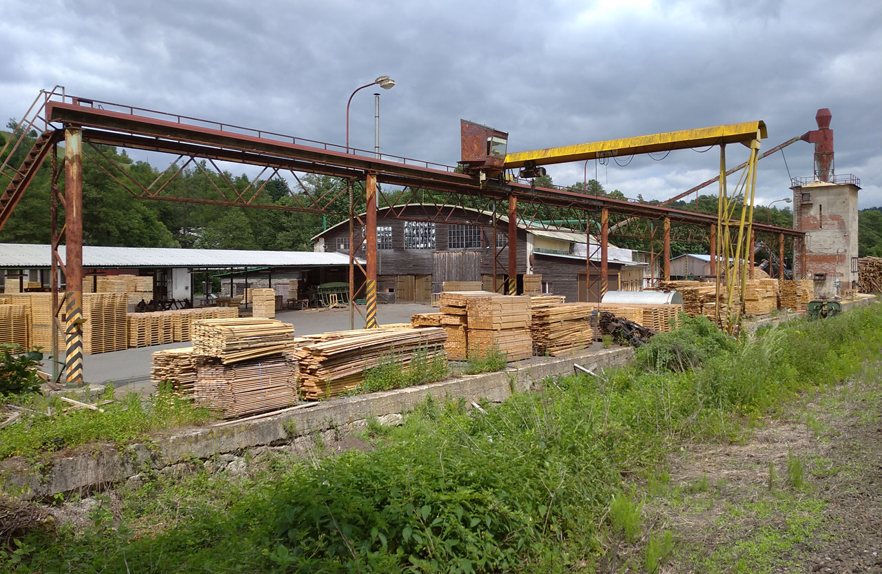 Pila za nádražím je stále v provozu a produkuje tuny řeziva každý den.
