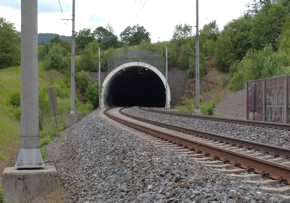 Původně jsme z Hoštejna plánovali pokračovat vlakem do Lukavice, navštívit Strejdu Vláčka v jeho kempu. Světla ale bylo ještě hodně, a tak jsme se vydali dál kolmo. Po cestě jsme se zastavili na rychlou fotku <a href="/Tema/Hněvkovský tunel I">prvního Hněvkovského tunelu</a>.