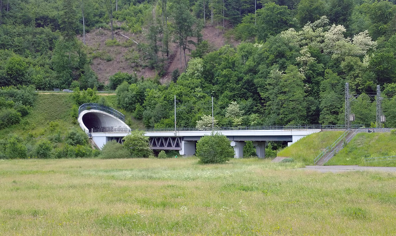 O kousek dál pak následuje <a href="/Tema/Hněvkovský tunel II">druhý a výrazně mladší Hněvkovský tunel</a>.