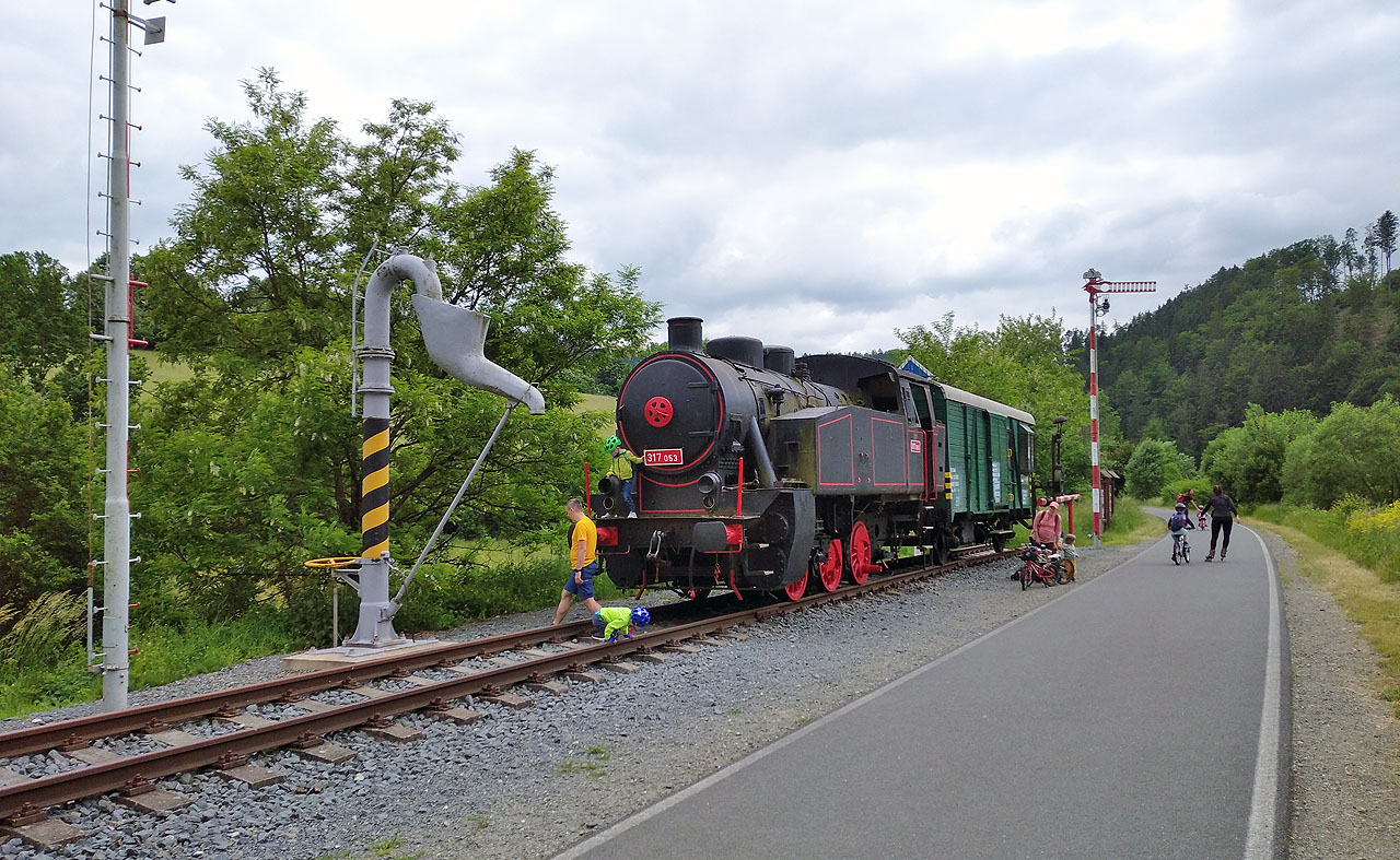 A za ním pak na trase bývalé trati kolem kopce Hejnice malý železniční skanzen při cyklostezce.