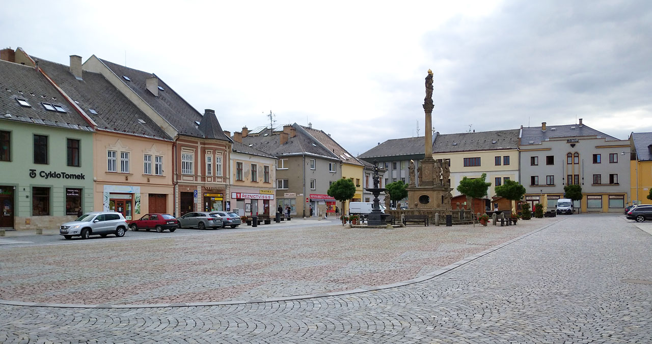 Po kráské a intenzivní návštěvě u Strejdy Vláčka v Lukavici nakonec uzavírámem náročný den na náměstí v Mohelnici. Máme přesně hodinu na večeři, než nám pojede poslední vlak do Brna.
