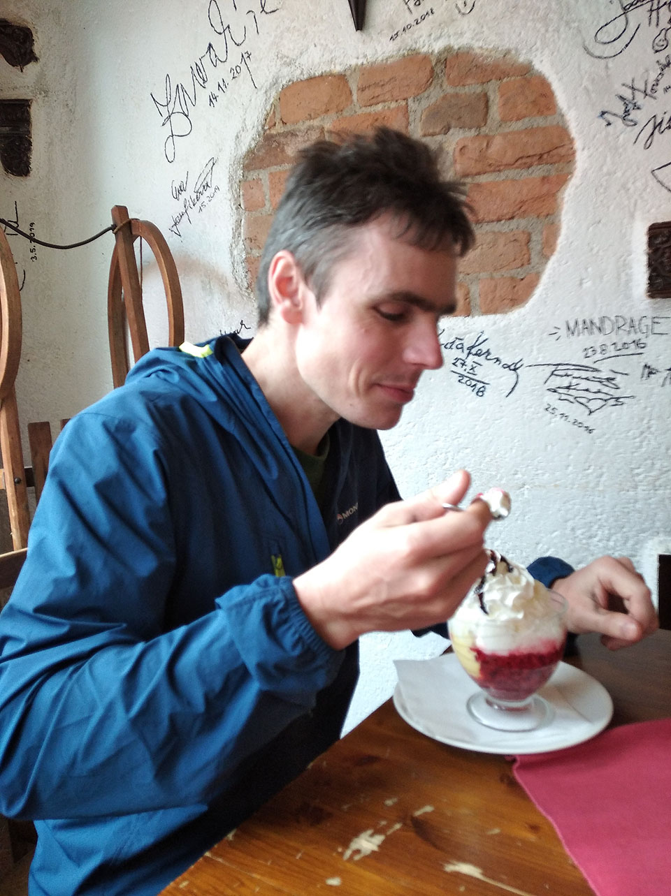 V Hradební restauraci proto nejen doplňujeme energii, ale i vyrovnáváme sázky „o pohár“. Nechci se mýlit, ale myslím, že tentokrát jsem prohrál a platil já, jen už nevím, za co to bylo…