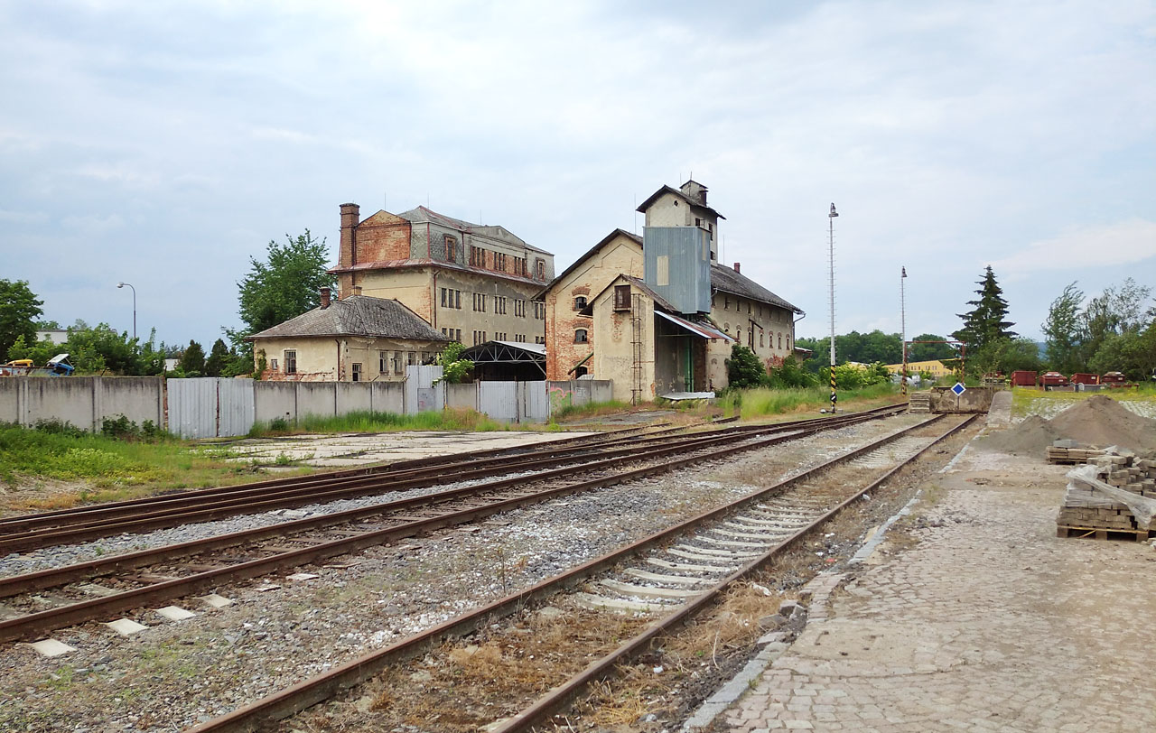 Před setměním jsme ještě zamířili na <a href="/Tema/Lanškroun (žst)">nádraží v Lanškrouně</a> podívat se na staré továrny a sklady. Navzdory očekáváním v nich vška je stále živo.