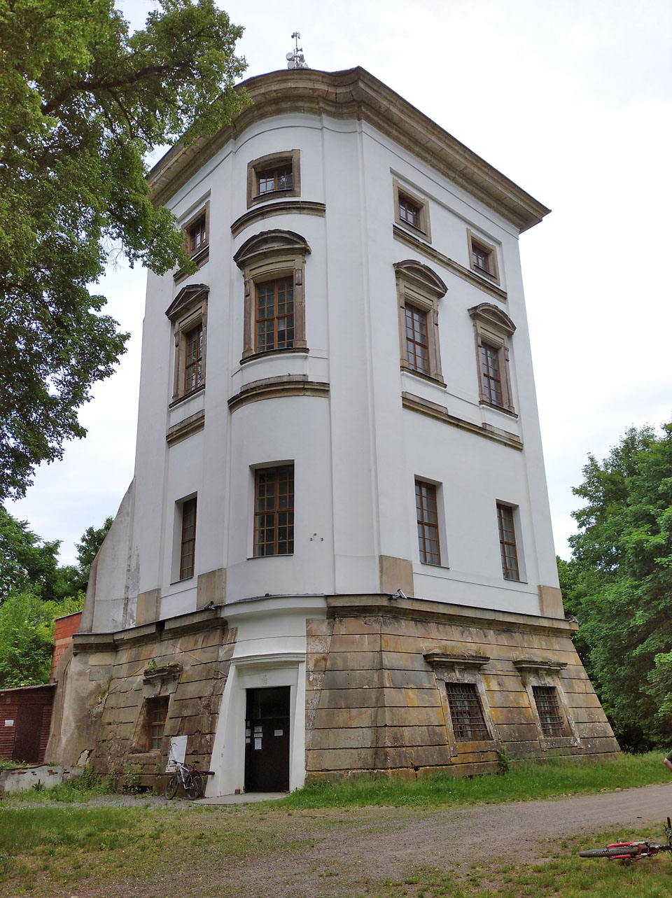 Protože je ale v půli června světlo dlouho do noci, nezamířili jsme ještě domů, nýbraž dále na východ do <a href="/Tema/Rudoltice">Rudoltic</a>, podívat se konečně na z map nám dobře známý a nikdy nedostavěný Nový zámek.