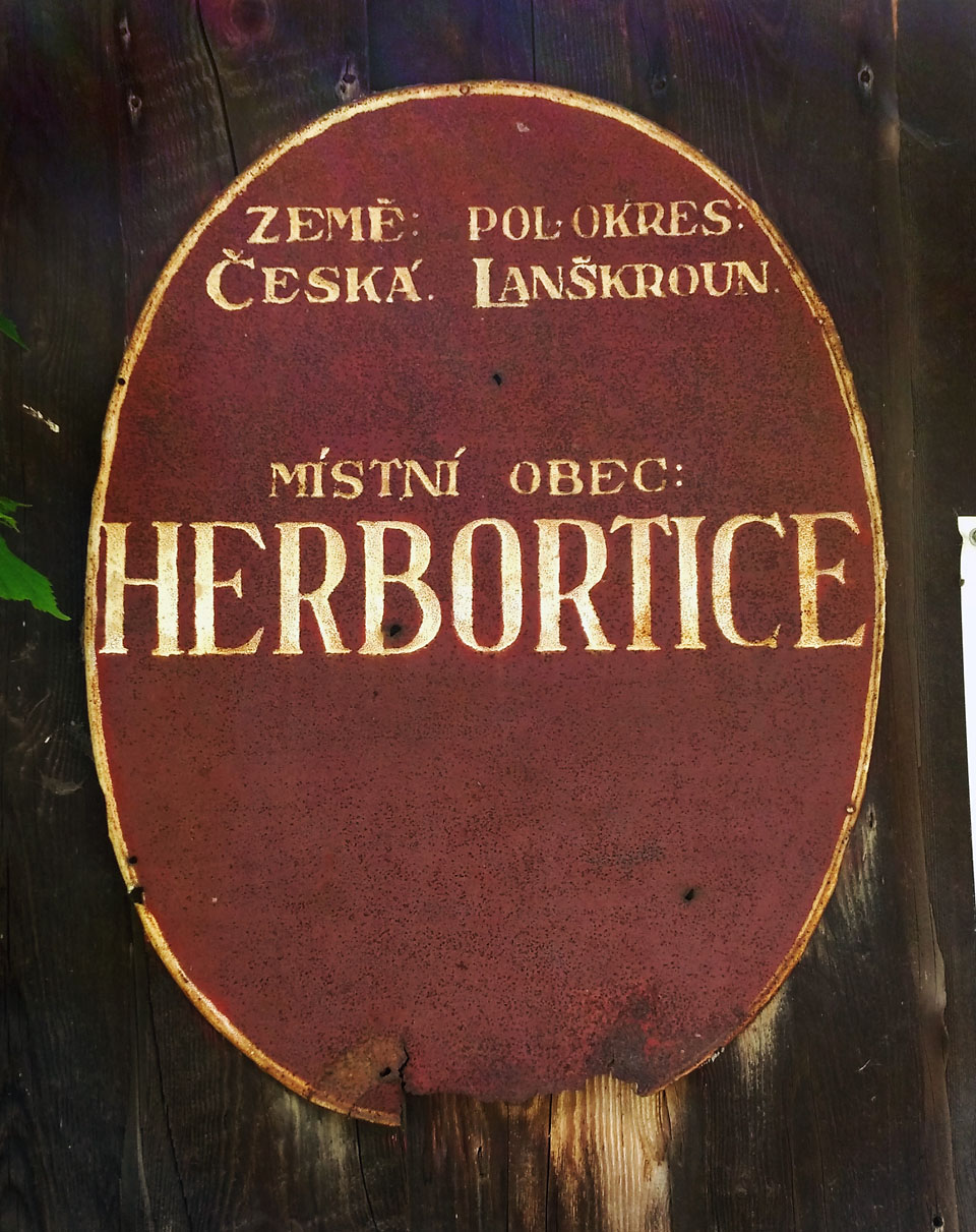 V Herborticích ještě mají prvorepublikovou ceduli z obecního úřadu. Kousek historie nám připomíná, jak velkým pokrokem vstříc demokracii bylo zřízení samosprávných obcí nepodřízených žádným způsobem dědičné šlechtě. Herbortice patří k <a href="/Tema/Cotkytle">Cotkytli</a>, obci, která mě smutně připomněla jedno z prvních <a href="/clanek/89">rande s Drobkem</a>.