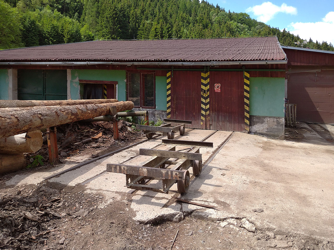 Ve Výprachticích jsme narazili na <a href="/Tema/Úzkokolejka na pile ve Výprachticích">první ze tří nalezených úzkokolejek</a>, zde na pile v údolí Moravské Sázavy.