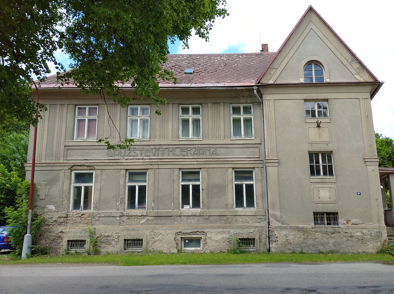 Před polednem jsme se rozdělili a zatímco Gayerovi zamířili zpět do lanškrouna, s ¥em jsme projeli kolem výprachtické družstevní mlékárny a namířili si to na Štíty.