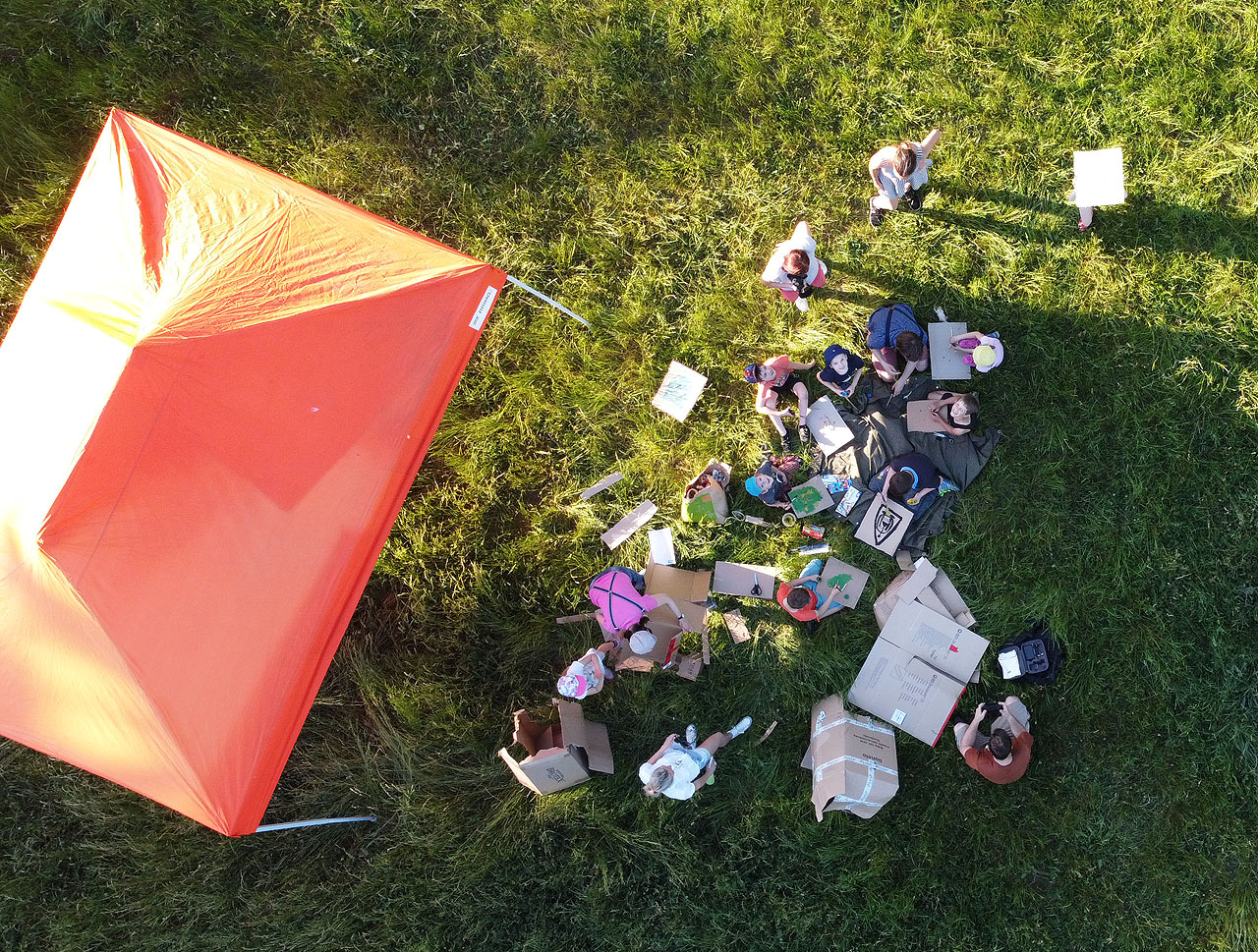 Děti, ktré se akce účastnily, procházely trasu spojenou s příběhy z Foglarových knih a na nás bylo zajistit závěrečné stanoviště. To mělo být v oranžovém párty přístrešku a jeho okolí.