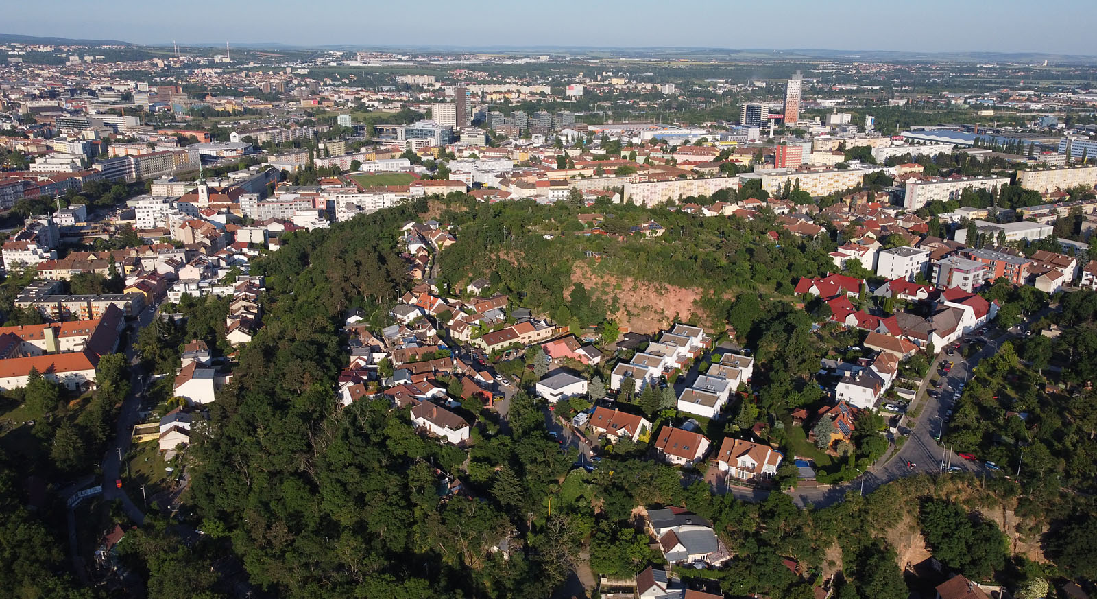 Pro zájemce jsem s sebou vzal ještě stále docela nový dron a tak jsme si mohli létat po okolí a fotit <a href="/tema/Kamenná čtvrť (ulice v Brně)">Kamenku</a>.