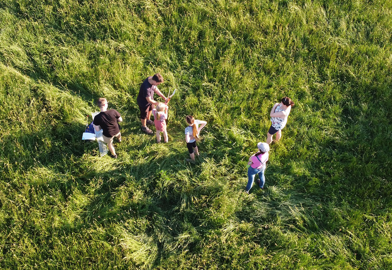 Děti si měly vyrobit papírový štít a koule pro boj s ostatními vonty, mohly vyndávat ježka z klece a taky si zkusit střelbu z luku, o dronu nemluvě.