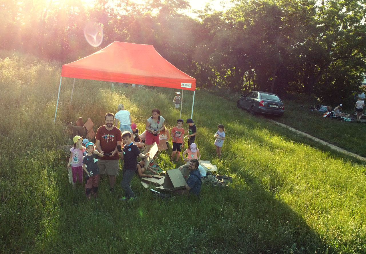 Nebylo nás moc, ale hry i posezení u ohně při západu slunce byly příjemné.