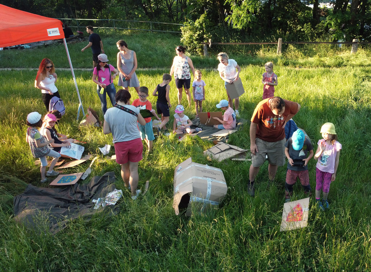 Pro děti si pak postupně chodily maminky.