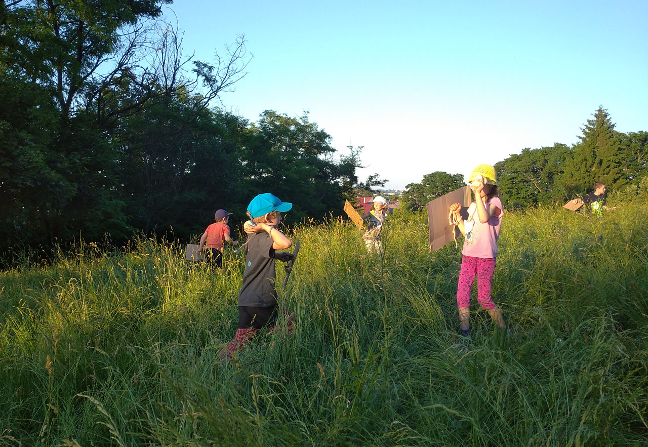 Někdy se mně zdá, že rodiče (a knihovníci) Foglarovy příběhy čtou stále mladším dětem. Ne, že by to prvňáčky nebavilo, Stínadla mají každému, co dát, ale takový boj na život a na smrt s koulemi a štíty šestiletých dětí je spíš pro zasmání.