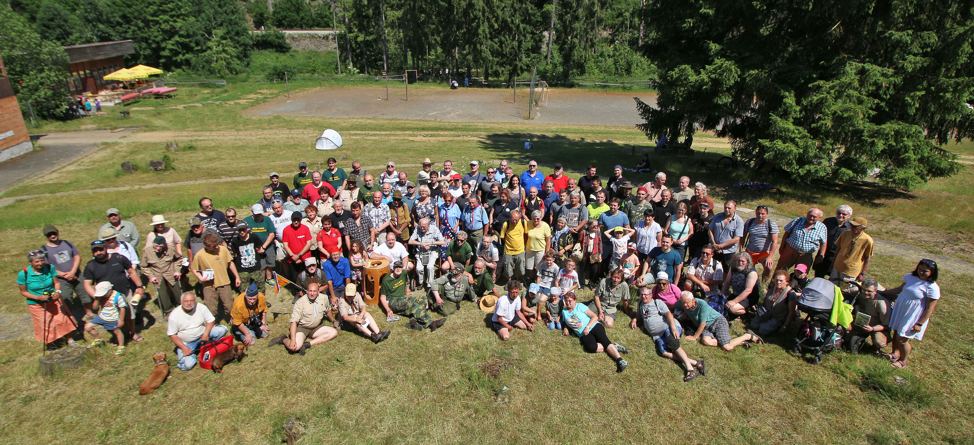 Na setkání SlZa (Sluneční Zátoka) jezdí na louku, kde tábořilJaroslav Foglar, tradičně každý rok několik stovek příznivců jeho díla. Také v roce 2021 přesáhl počet 200 skautů, klubařů, táborníků nebo prostě čtenářů, kteří mají rádi Jestřába.