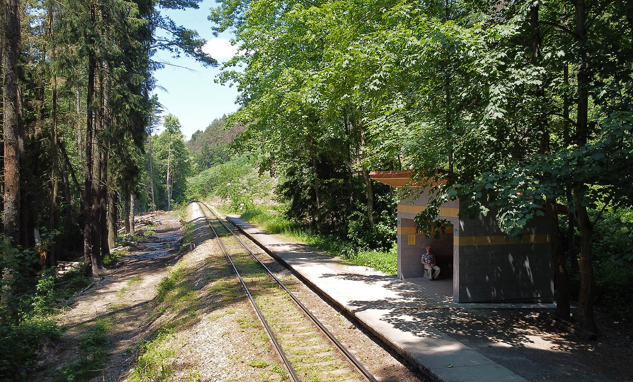 <a href="/Tema/Stvořidla (žzast)">Zastávka Stvořidla</a> je jedna z mála, snad dokonce jediná, na české železnici, která se nejmenuje podle žádné obce v okolí. Leží na katastru <a href="/Tema/Světlá nad Sázavou">Světlé nad Sázavou</a> ake jmenuje se romanticky podle peřejí v řece.
