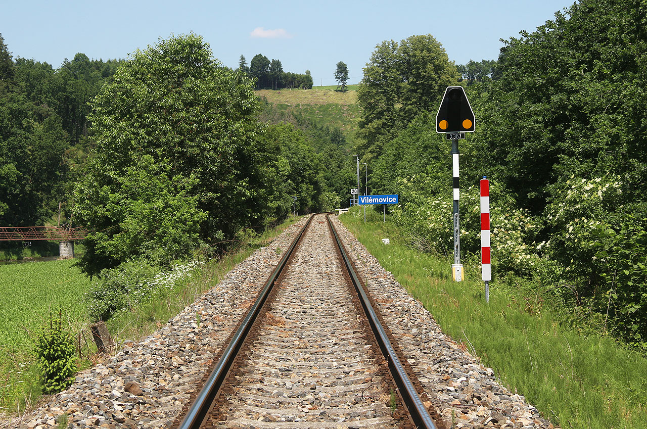 Po kolejích není těžké dokončit okruh k následující <a href="/Tema/Vilémovice (žzast)">zastávce Vilémovice</a>.