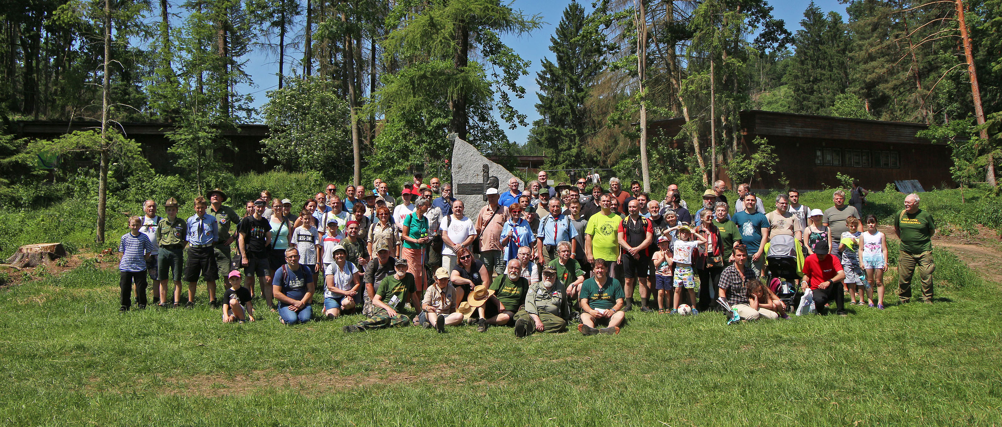 Mojí rolí bylo pořizovat na místě fotky, zejména ty společné. Tak je sem postupně vložím taky. Uprostřed davu lze spatřit pomník táborů Jaroslava Foglara, vztyčený na louce v roce 1997 při příležitosti Jestřábových 90. narozenin. Dva dny před oficiální akcí jsem tudy projížděl s rodiči na lodi jako dvanáctiletý a na louku tak vkročil poprvé. letos je tomu 24 let.
