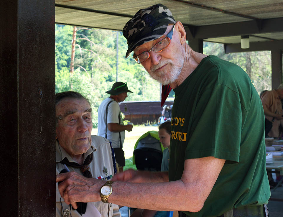 Pracovní záběr na Bobra s nejstrším účastníkem setkání - 98letým Songem, který jezdil na Foglarovy tábory jako kluk.