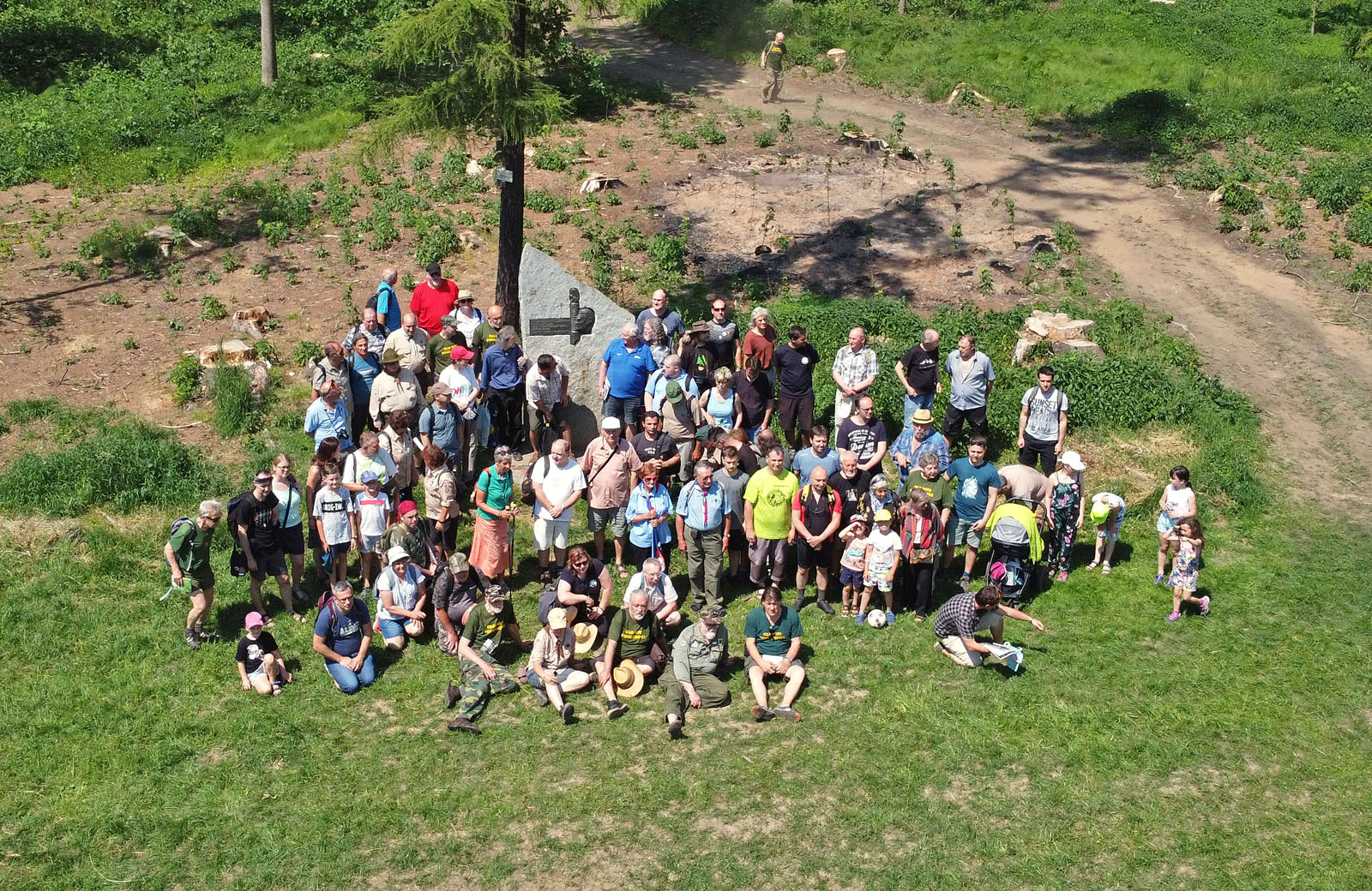 A ještě jedna, poslední, hromadná fotka u pomníku z dronu.