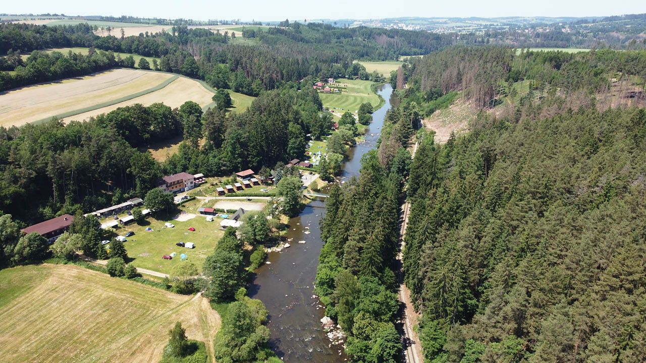 Po krátké oficiální akci u pomníku se vždy ve Sluneční zátoce zvrhne atmosféra do sběratelsko-překupnických orgií a popíjení piva v místní hospodě. Místo toho jsem raději vyrazil na procházku po okolí, proti proudu Sázavy k <a href="/Tema/Stvořidla (žzast)">zastávce Stvořidla</a>. Masová komerční turistika zahlcuje kdysi tak romantickou trampsko-skautskou krajinu ve <a href="/Tema/Foglarovo údolí">Foglarově údolí</a> čím dál víc, ale pohled na Sázavu zatím pořád ještě zůstává krásný.