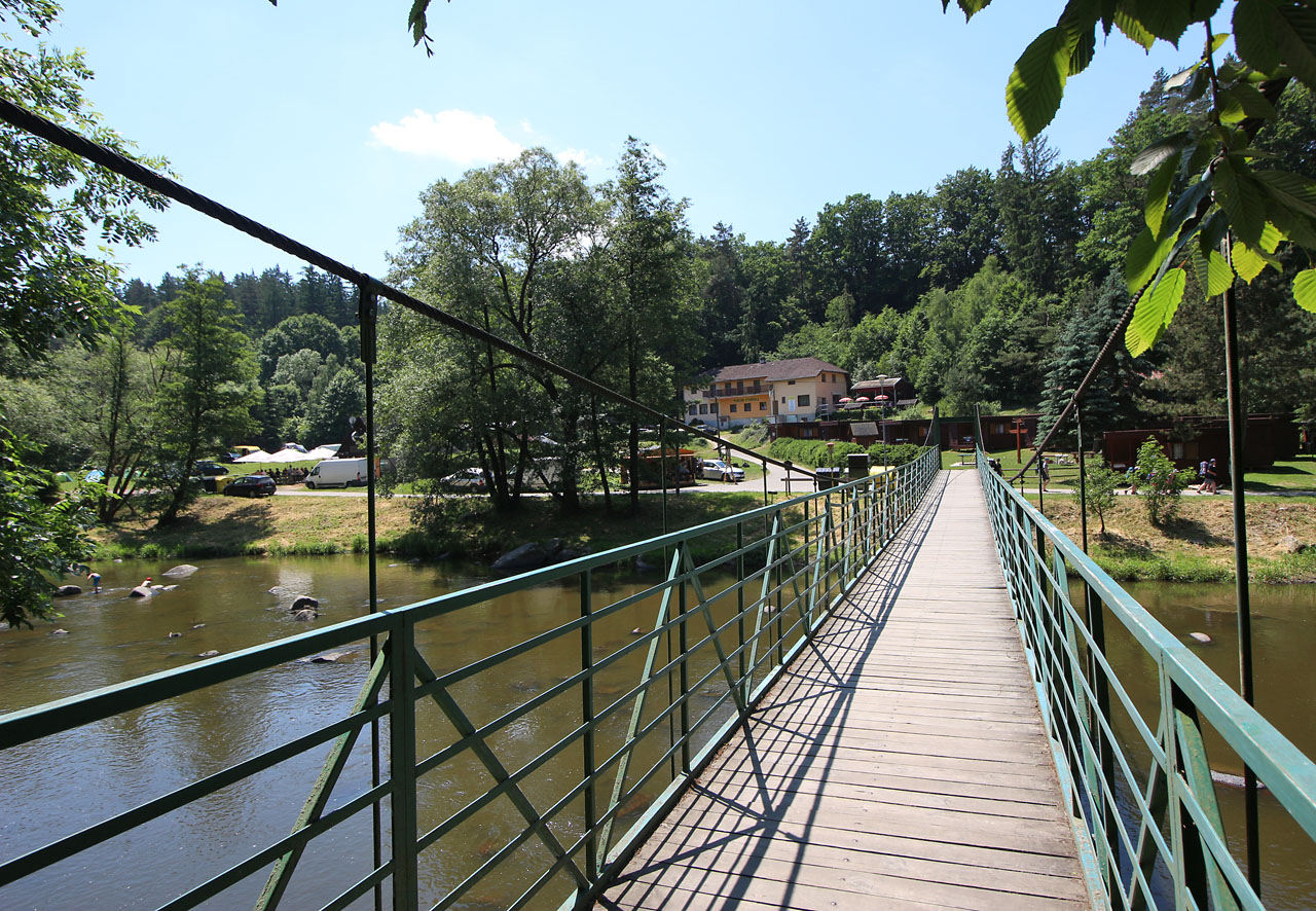 Zavěšená lávka od hospody k zstávce se houpe pořád stejně.