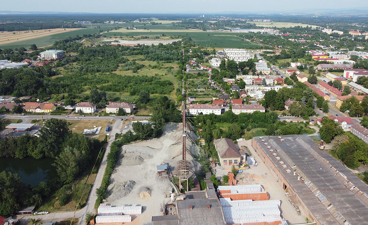 Hlína se sem přiváží tímhle roztomilým dopravníkem. Zasloužil by někdy vlastní článek.