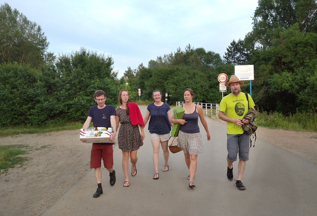 A když slavnost skončila, zamířili jsme ještě s Codym, Terkou, Zdenkou, Hankou a Pavčekem svlažit svá horká těla. Nejprve jsme se zastavili v <a href="/Tema/Mikulčice">Mikulčicích</a>, kde mně Cody představil vzornou výsadbu krásných stromů a květinových záhonů, které pár dnů na to všechny zahynuly a pak jsme se vrhli do pískovny v <a href="/Tema/Moravská Nová Ves">Moravské Nové Vsi</a>, které jediné nemohlo tornádo udělat vůbec nic.