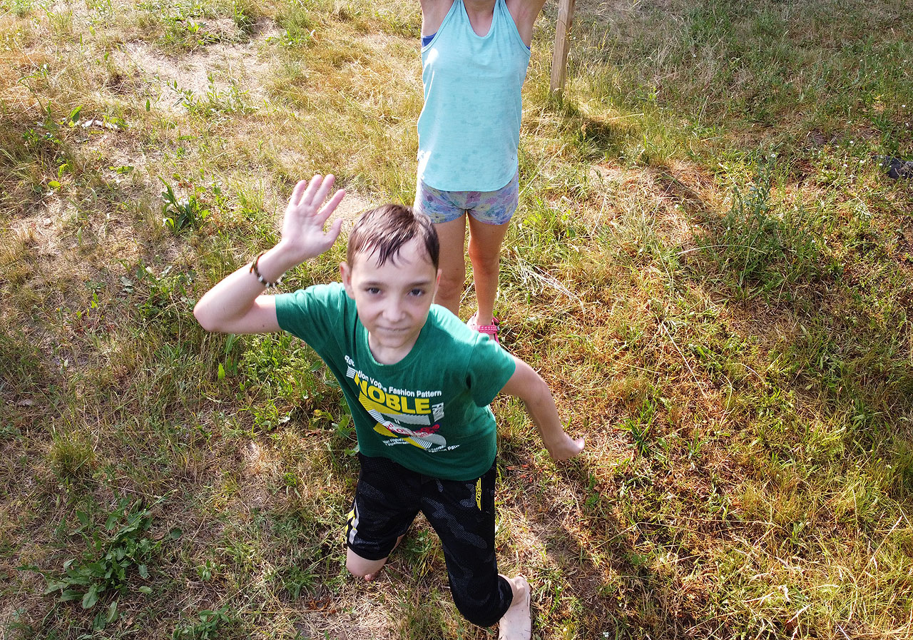 Děti byly horkým počasím rozehřáté a pokoušely se bojovat s dronem. To ale netušily, že má velmi ostré vrtulky, které projedou měkkou tkání jako máslem. Rozumnější uletí.