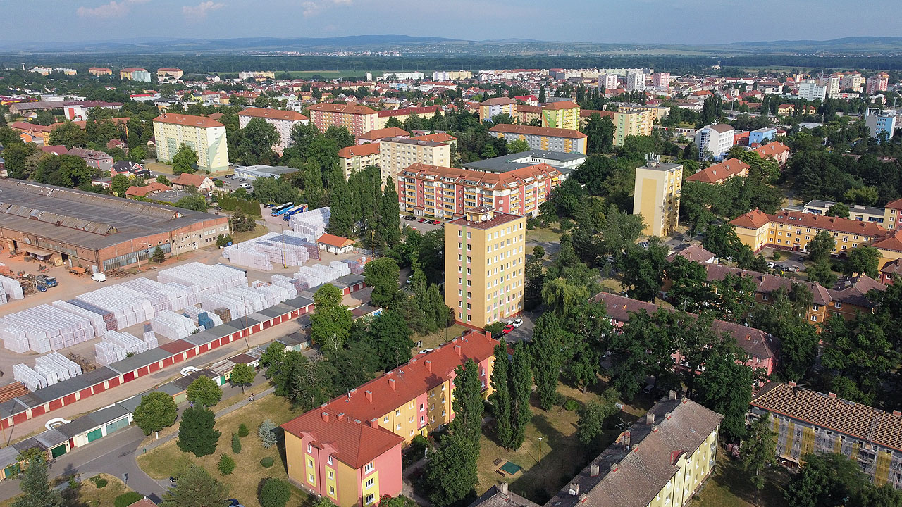 Hodonín vypadá po létech jako docela pěkné město. Paneláky se zabarvily někdy snad až moc a sídliště zarůstají stromy. Jen ten reliéf tomu pořád nějak chybí. Díky tomu je na obzoru vidět až na Malé Karpaty.