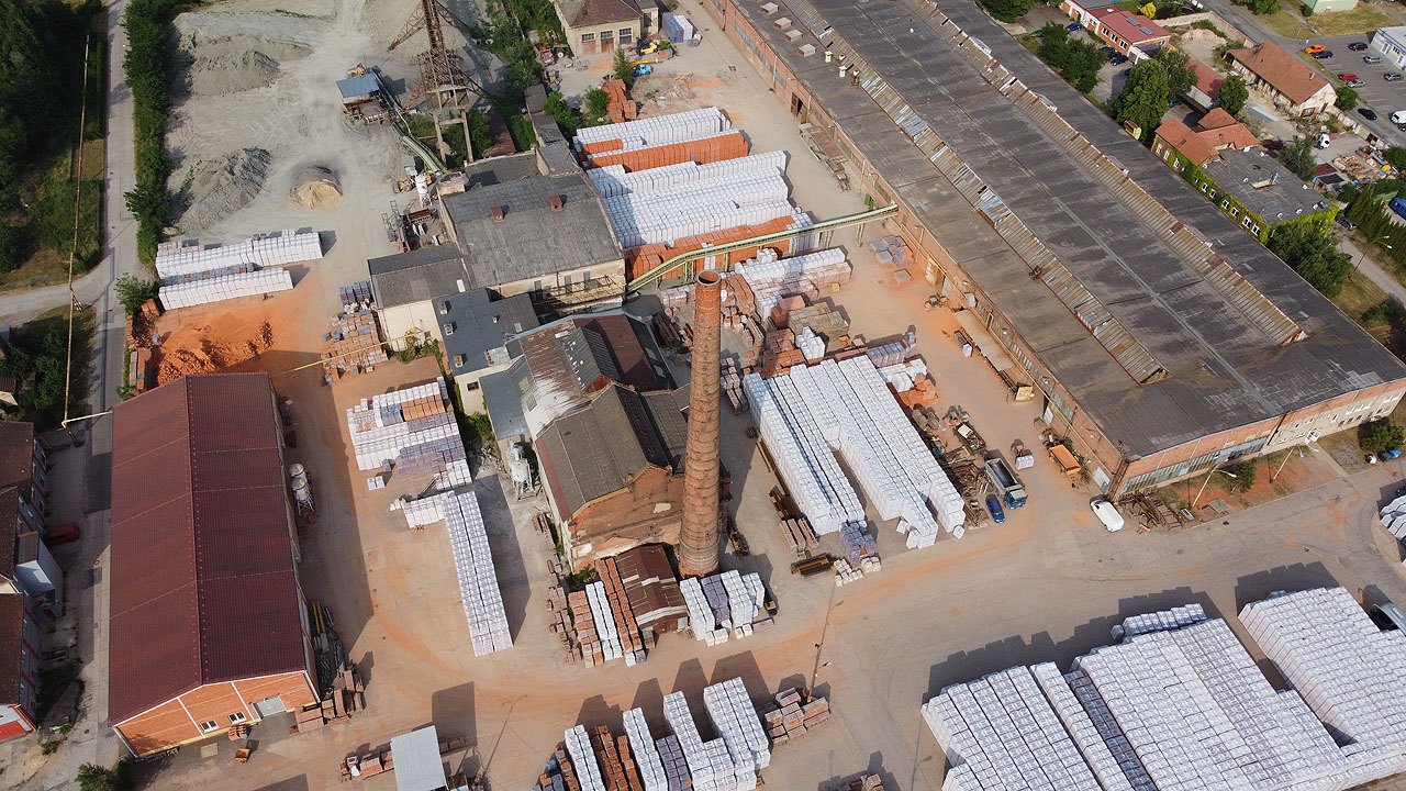 K Bažantnici přiléhá taky krásná cihelna, jedna z mála, které stále vyrábějí cihly.