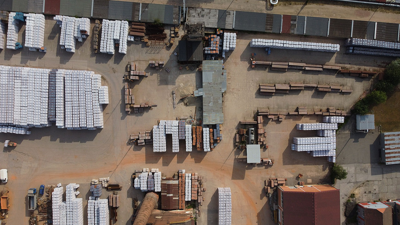 Kdysi tu byla zajímavá úzkokolejka, z dronu mji ale ne a ne najít.