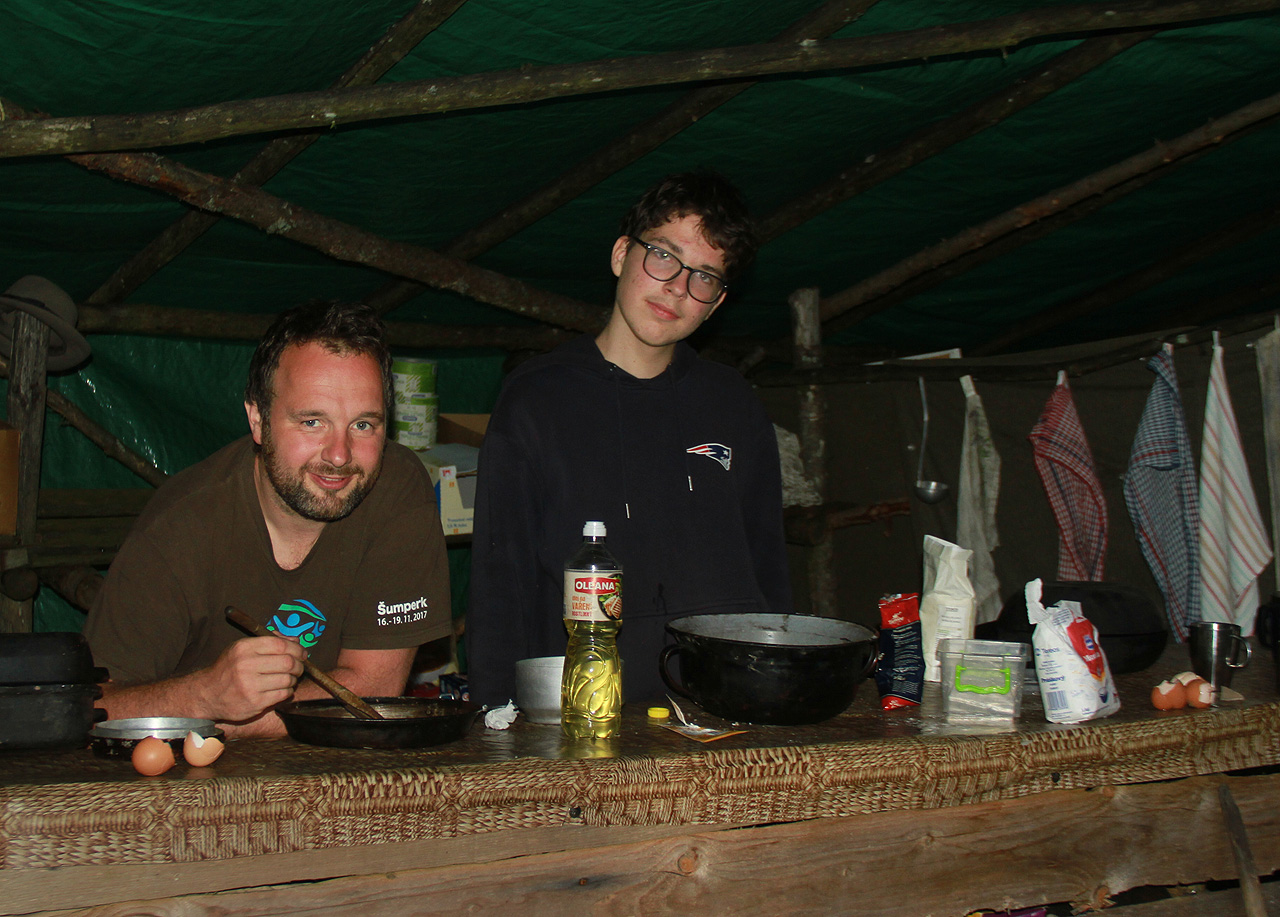 Večerní služba v kuchyni a příprava večeře pro hladové táborníky ve složení Čáp + Vodník.