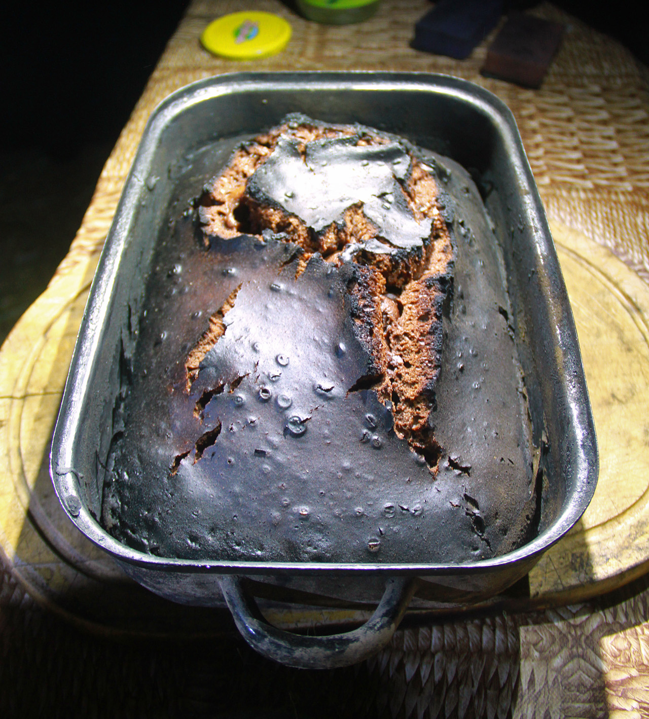 A tohle je výsledek našeho společného působení. Přesto, že na první pohled je buchta možná o něco tmavší, než obvykle, šlo o veliký úspěch! Podařilo se nám konečně (na třetí pokus) upéct na táboře jablečný koláč.