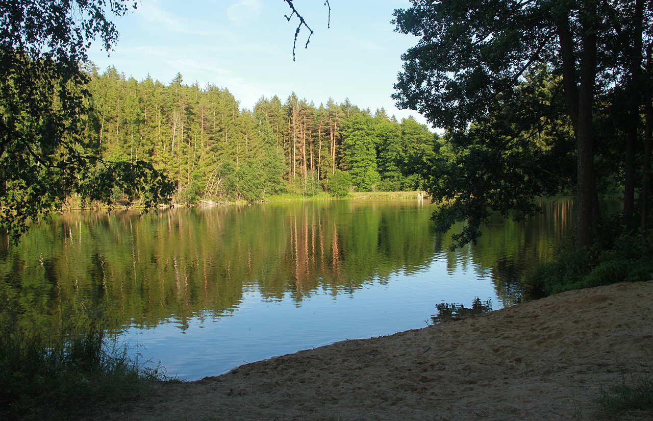 Protože Vampolák je po kácení vyvolaném kůrovcovou kalamitou prakticky nepoužitelný, byli jsme šťastní, když jsme na trojdenním výletě kousek od Slavonic narazili na Staré koupaliště s nádhernou pískovou plážičkou.