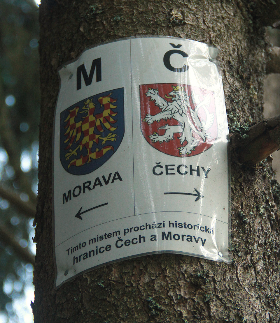 O kousek dál jsme překročili hranici a vstoupili do Čech, spřátelené to země!
