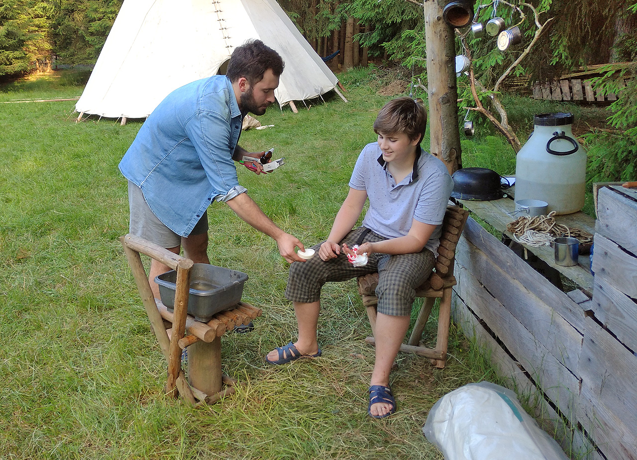Pracovali jsme tvrdě, něktří až moc tvrdě. Romain ošetřuje Nice, který si prosekl kůži na ruce pořízem.