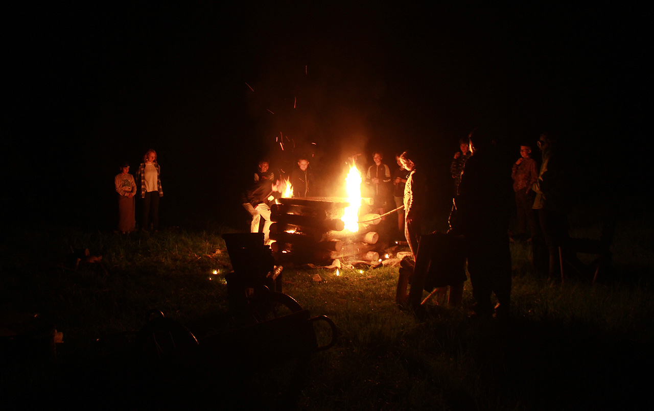 První den bylo ještě třeba dostavět tábor, takže zahajovací oheň vzplál až v neděli večer.
