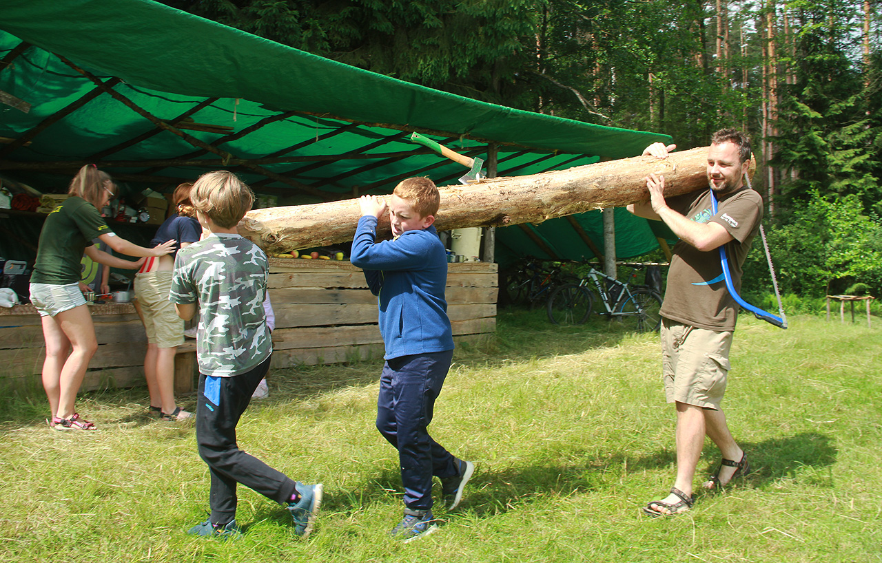 A ještě i v pondělí bylo na místě pořád ještě práce hodně. Se Špagetou a Mikym jsme si troufli i na větší kusy darovaného dřeva z kůrovcových sečí.