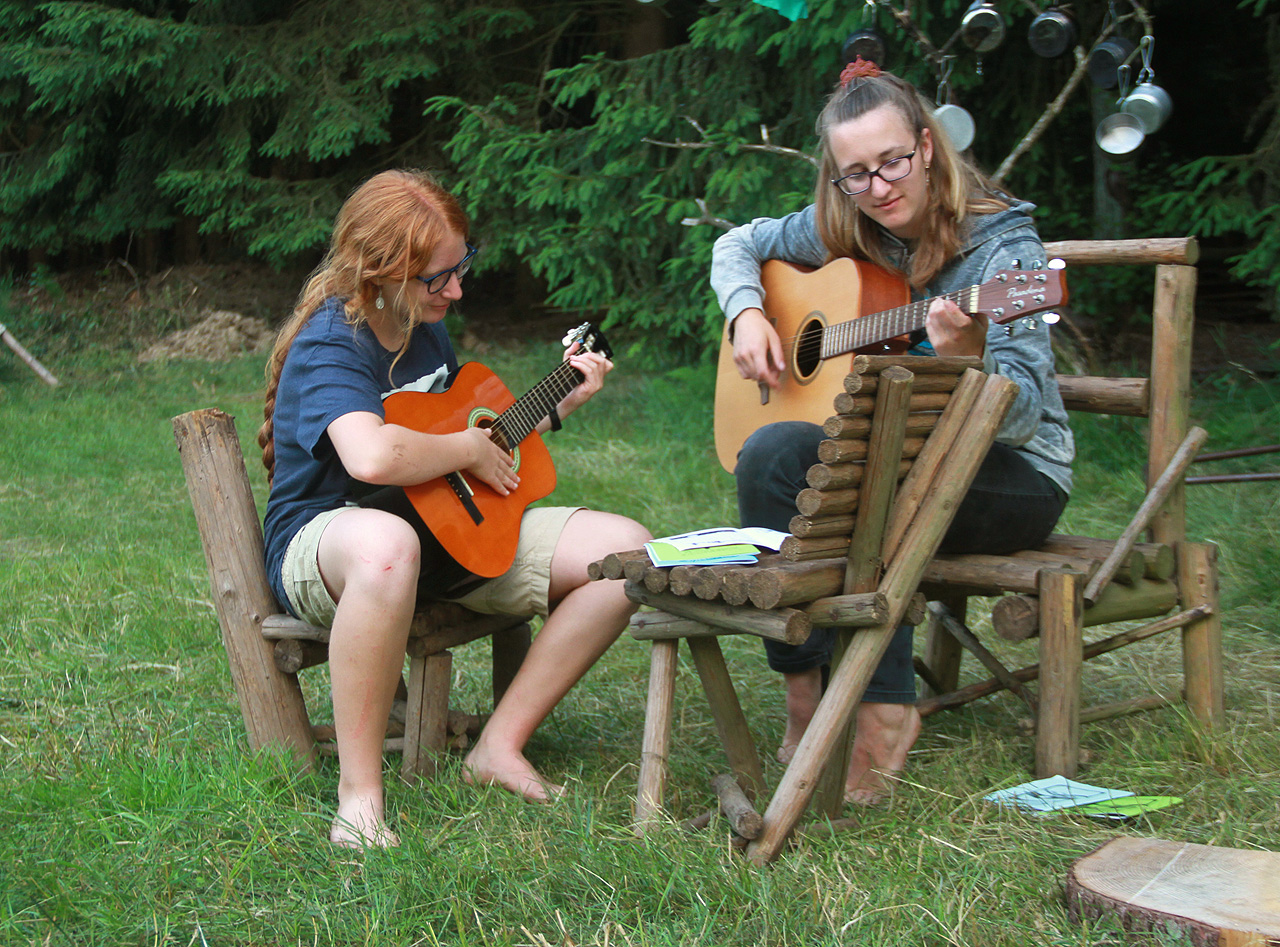 Wlasta se učí od Koly táborové písničky. A nebo Kola od Wlasty? Jak to wlastně bylo?