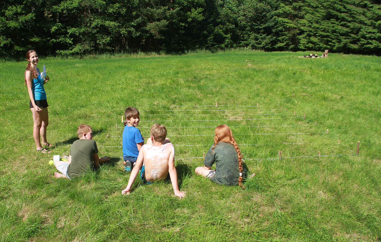 Tématem tábora byl jeden z nejlepších sci-fi románů Stalker od bratrů Strugackých. Nesměly tak chybět proslulé komáží mýtinky, na kterých se gravitace chová nepředvídatelným způsobem.