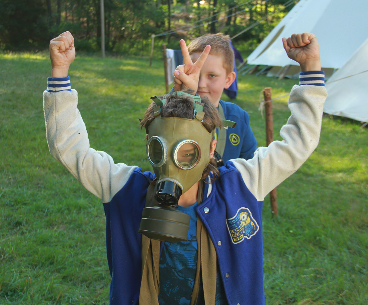 Táborníci směli občas vyrazit i do zóny. Tam bylo samozřejmě vhodné chodit v plynových maskách, člověk nikdy neví, na co tam narazí…