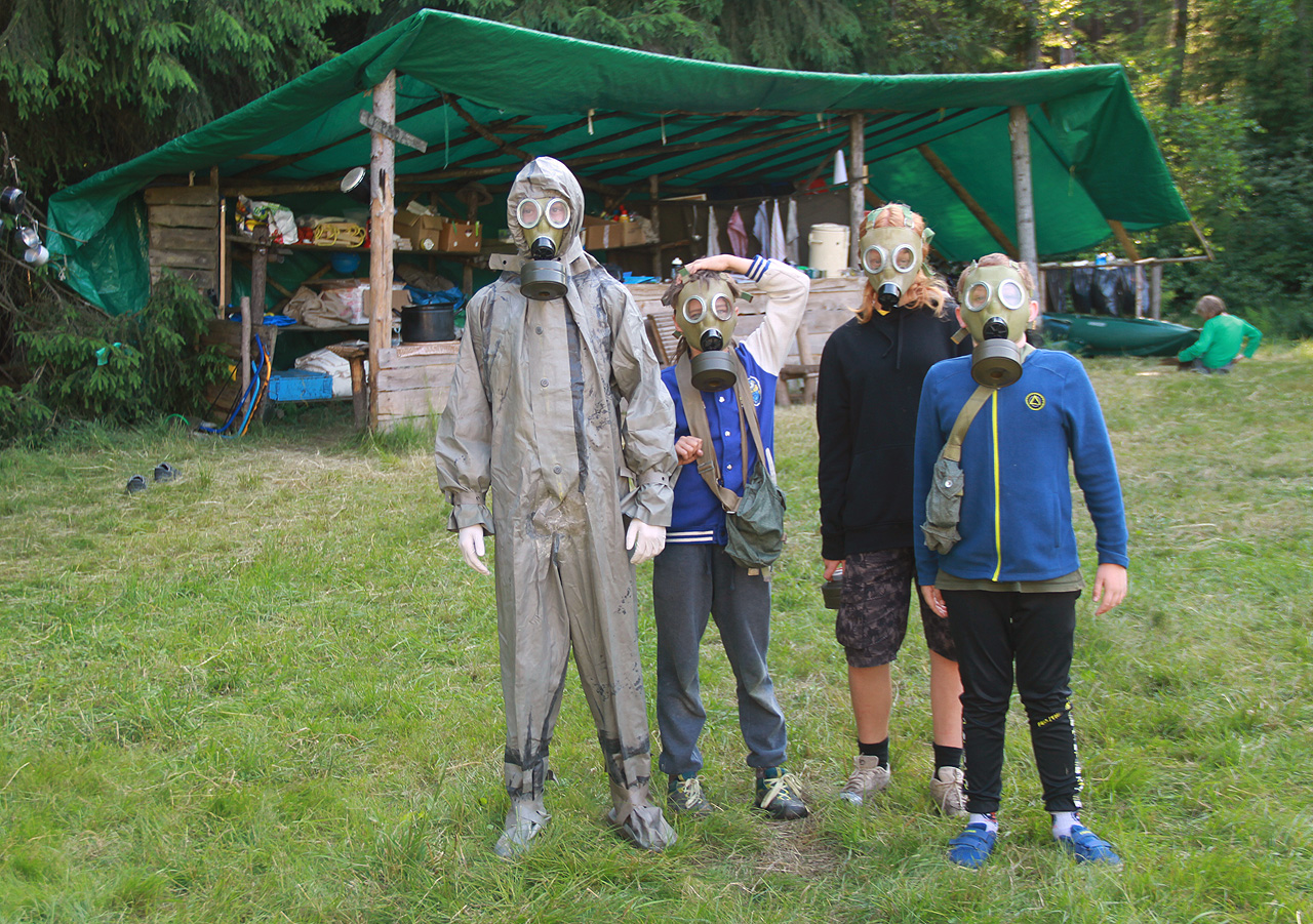 Každý tým dostal i jeden celotělovýc protichemický oblek. V Zóně se bude hodit.