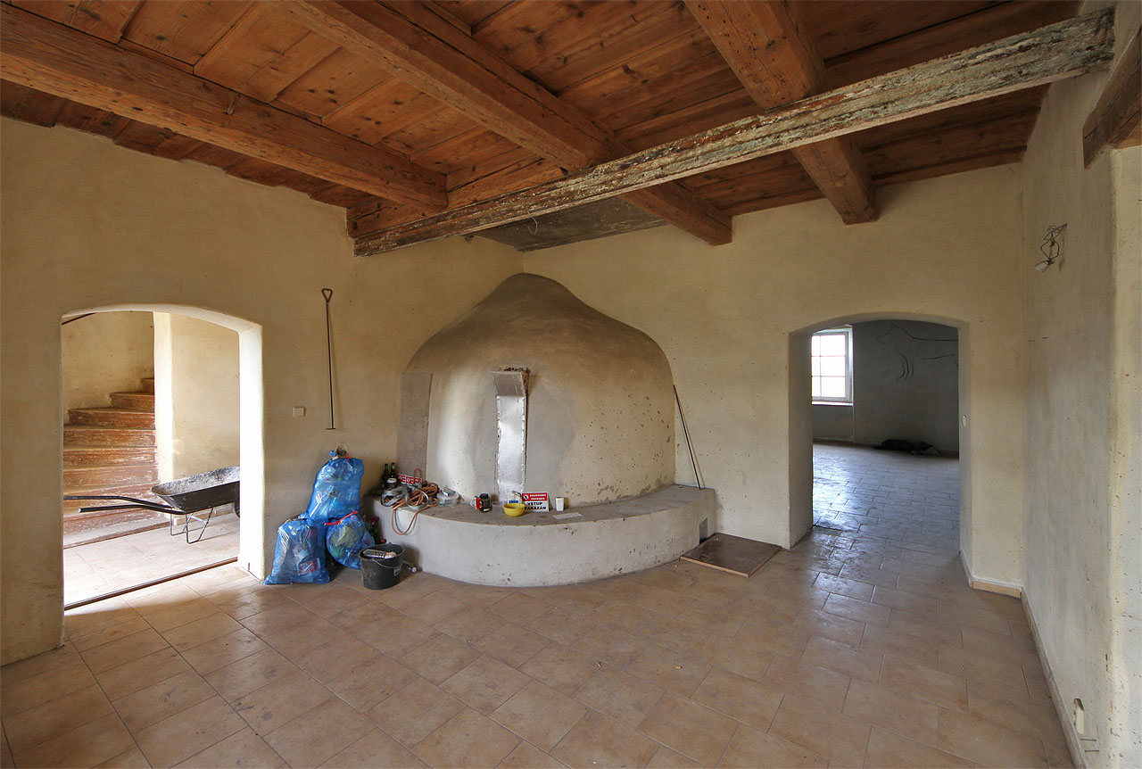 Hlavní budovu snad před léty někdo začal rekonstruovat. Práce ale nebyly dokončeny a nyní je tu pusto.<br>
Pozn. později se rekonstrukce opět dala do pohybu.