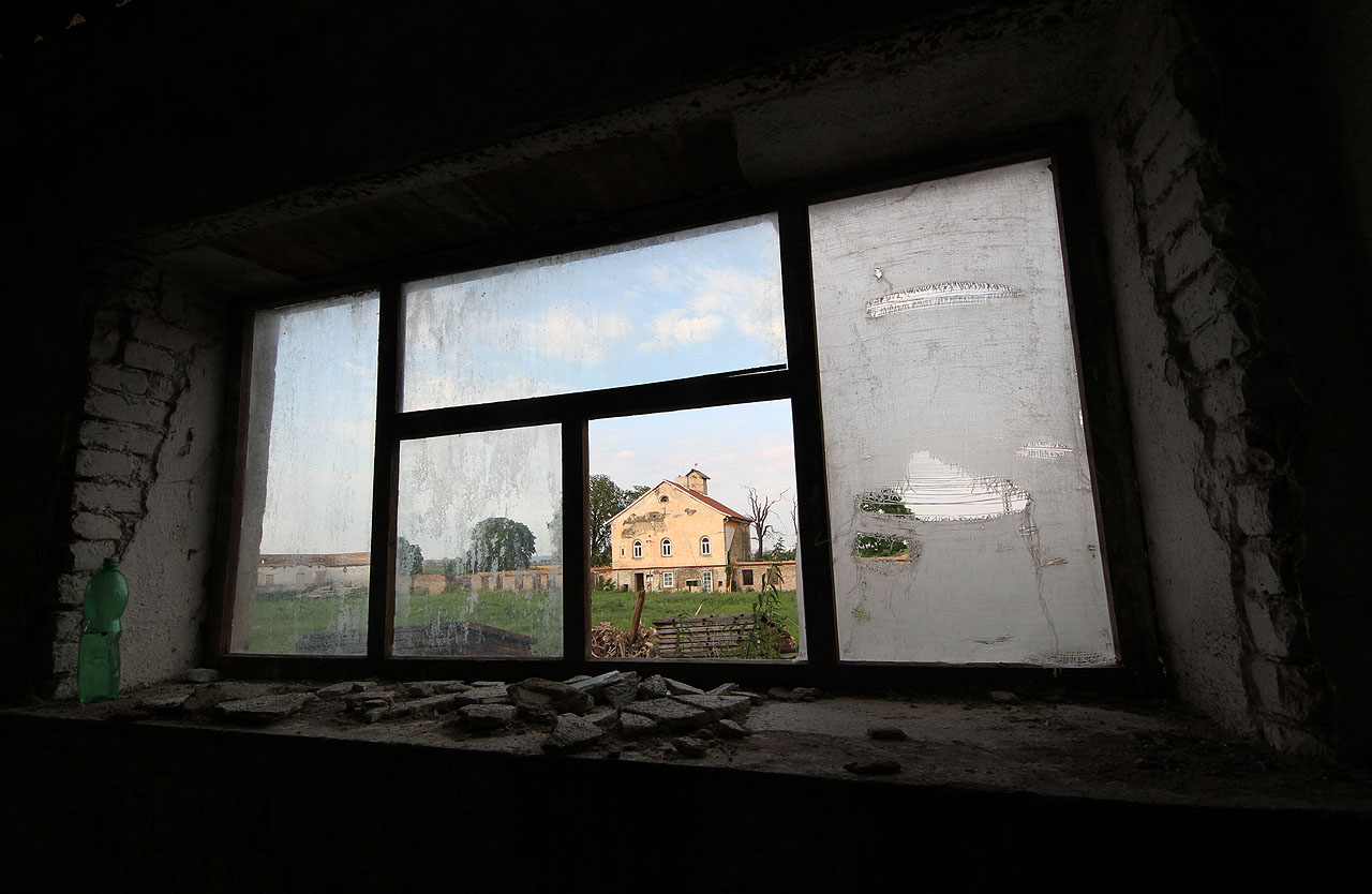 Pohled na hlavní budovu z chléva na protější straně.