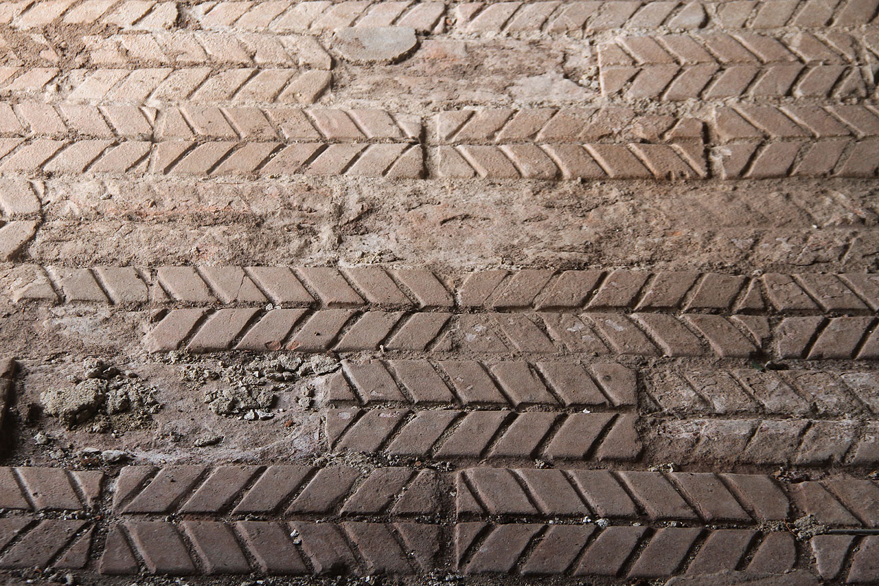 Stájové cihly se žlábky sloužily zřejmě k odvodu močůvky. Tedy pokud byly položeny všechny ve správném směru i sklonu, což zde činilo dělníkům jisté problémy.