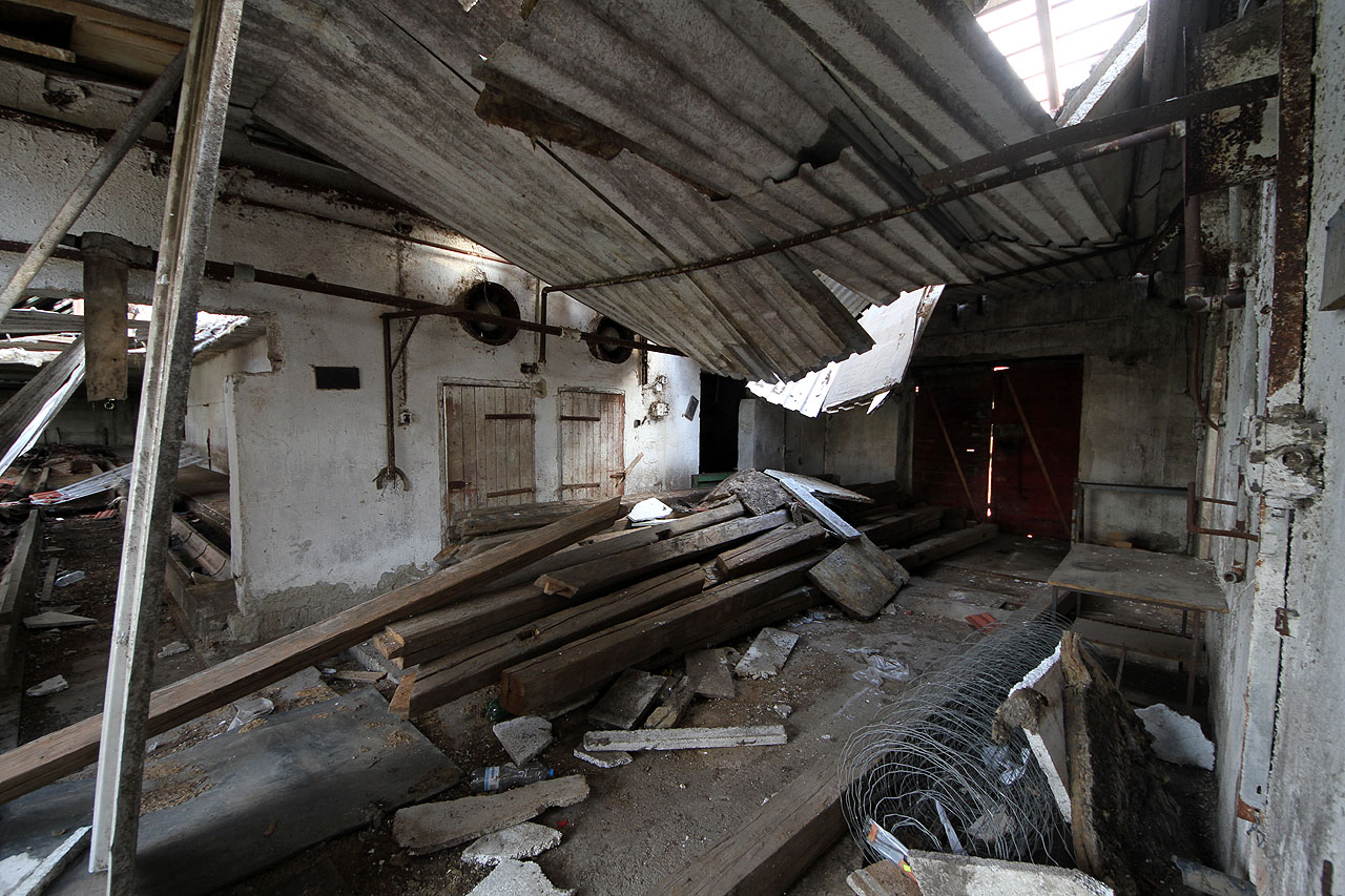 Z některých chlévů a hospodářských stavení už je zase vidět na hvězdy nad hlavou.